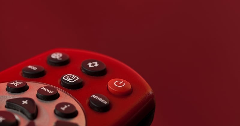 Allumer sa TV Freebox Révolution sans télécommande : la méthode simple