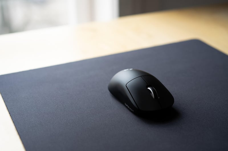 Comment choisir un tapis de souris gamer : taille, surface, épaisseur et style